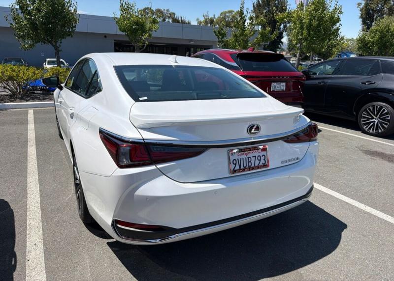 2025 Lexus ES