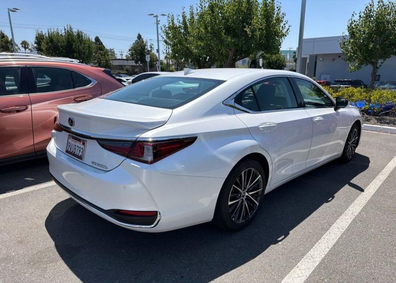 2025 Lexus ES