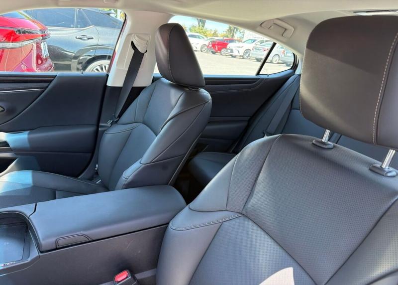2025 Lexus ES