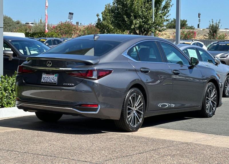 2023 Lexus ES