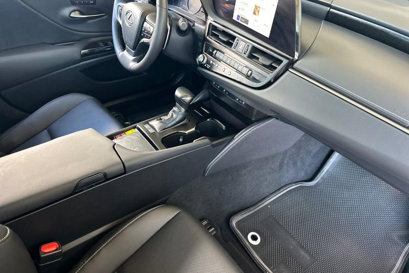 2023 Lexus ES