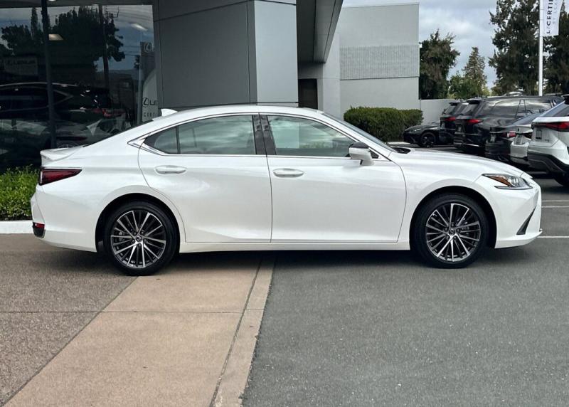 2025 Lexus ES