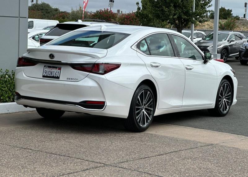 2025 Lexus ES