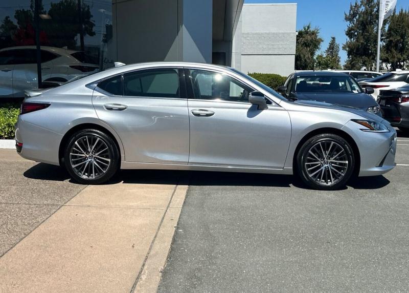 2025 Lexus ES