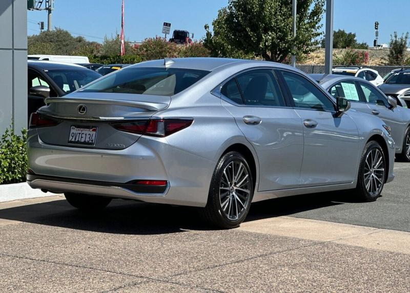 2025 Lexus ES
