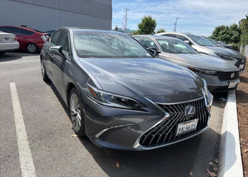 2022 Lexus ES 300h Luxury