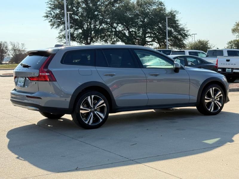 2025 Volvo V60 Cross Country