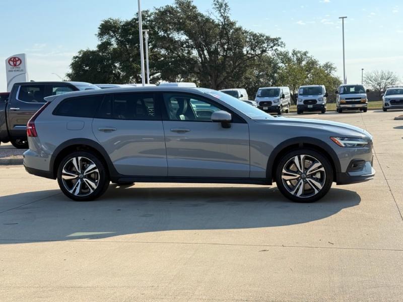 2025 Volvo V60 Cross Country