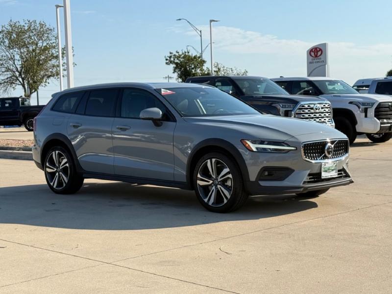 2025 Volvo V60 Cross Country
